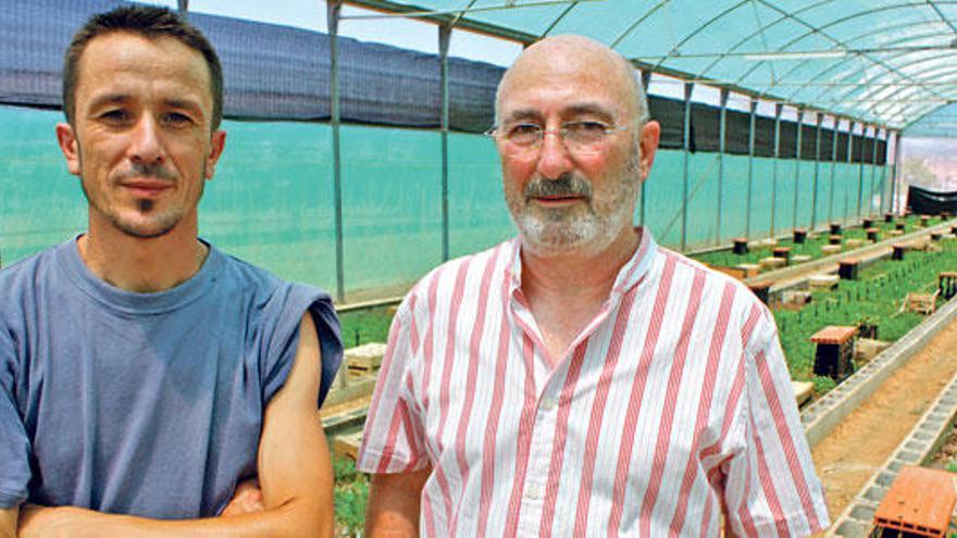 Jaume Riutort (izq.), copropietario de la granja Caragolers de Muro, junto a su maestro en helicicultura, Albert Vidal (dcha.).