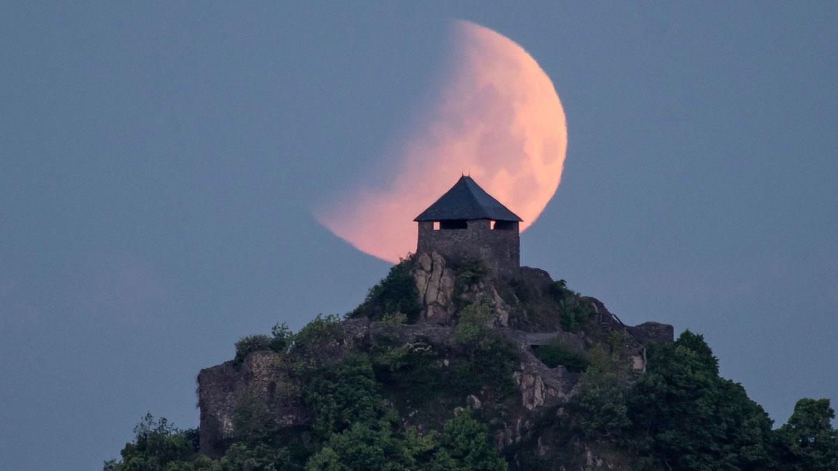 Elipse de Luna sobre el castillo de Salgo, en Hungría.