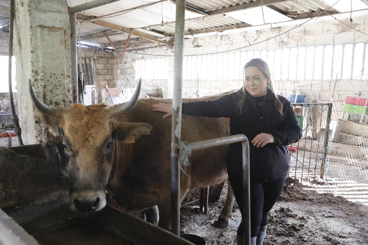 Verónica Molleda, en su ganadería, en Siero.