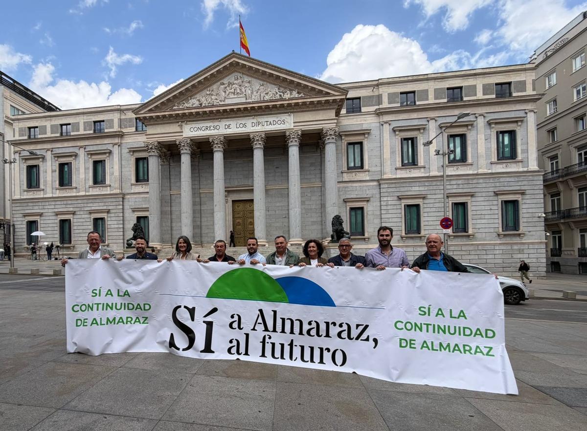 Responsables de 'Sí a Almaraz, Sí al futuro' y de Amac, a las puertas del Congreso, este miércoles.