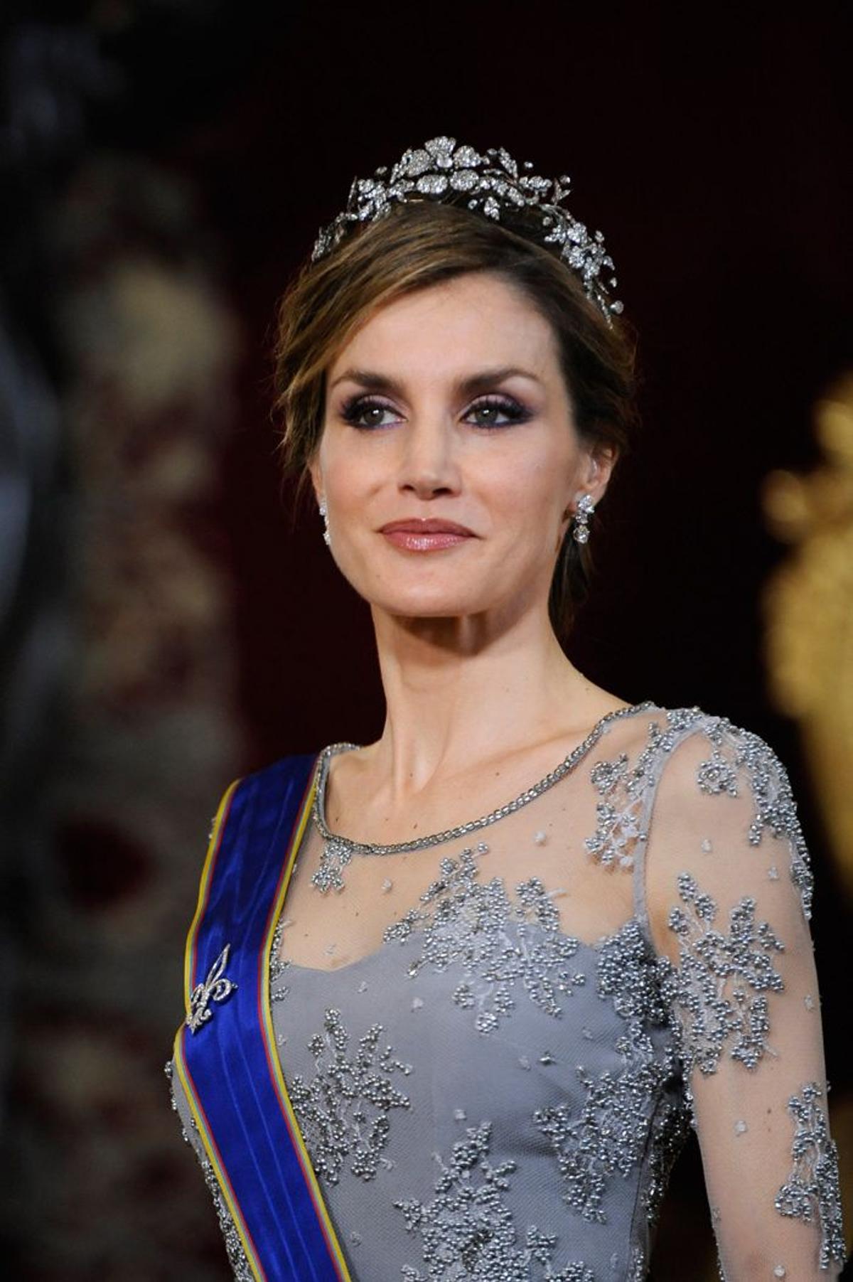 Letizia Ortiz, de Felipe Varela, para recibir al presidente de Colombia