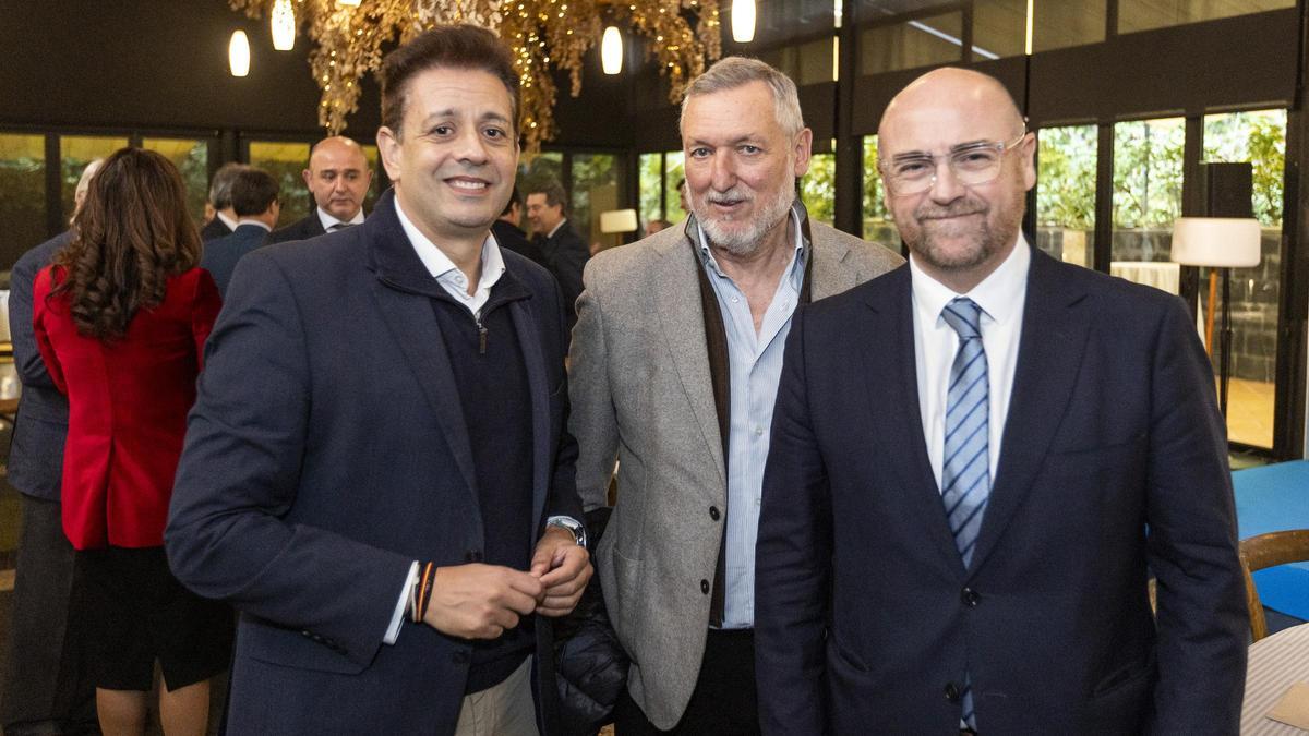 El diputado autonómico José Juan Zaplana; el vicerrector de Planificación y Responsabilidad Social de la UMH, Domingo Orozco; y el secretario autonómico de Sanidad, Francisco Ponce.