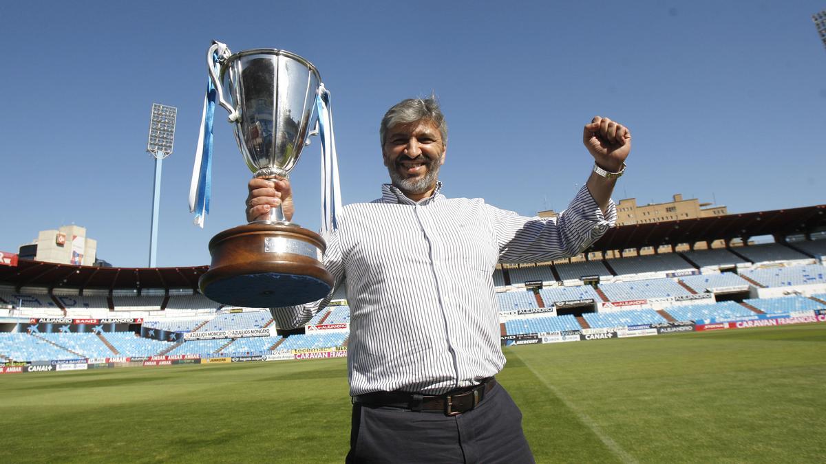 Nayim, con la Recopa en La Romareda.