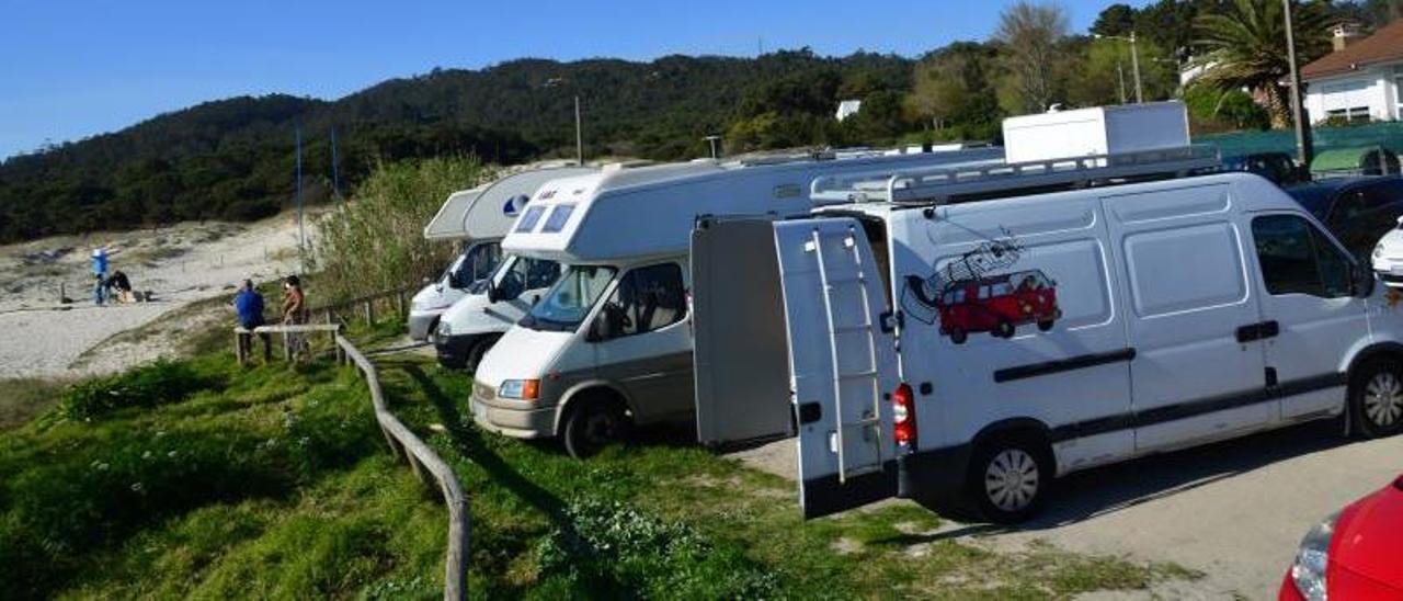 Caravanas estacionadas el pasado fin de semana, que lució el sol, en Nerga. |   // GONZALO NÚÑEZ