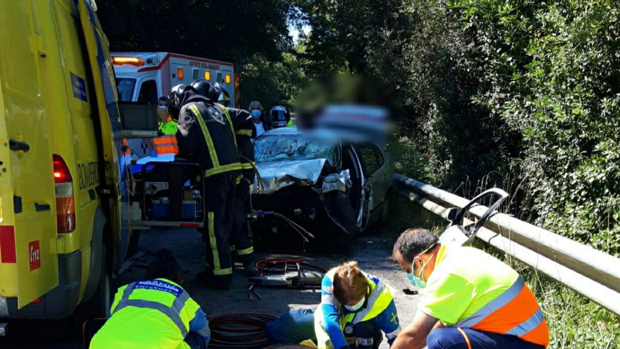 Un fallecido y cuatro heridos, dos de ellos graves, al colisionar dos coches en Llanes