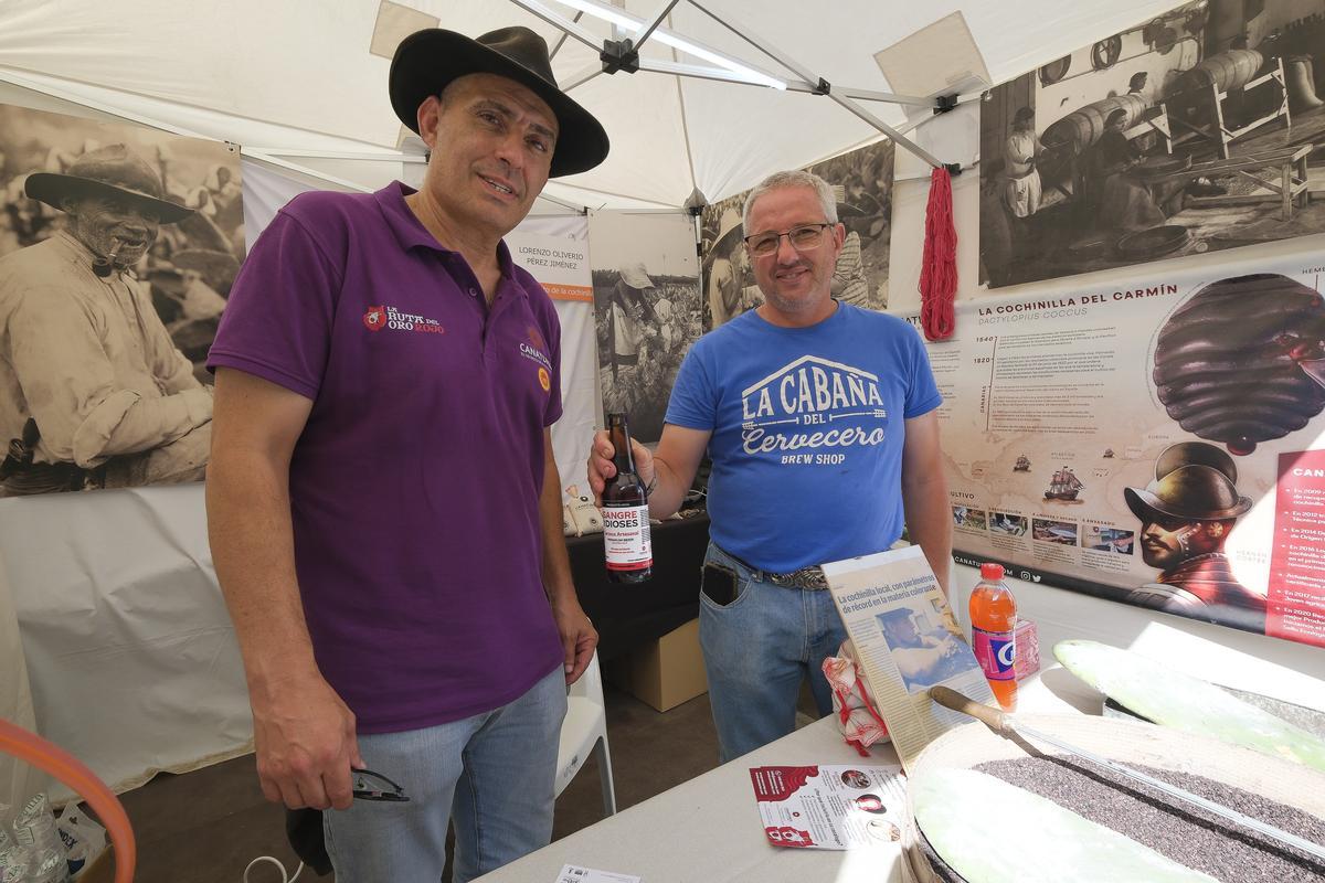 Carmelo Pérez y Carmelo González presentan Sangre de Dioses, la nueva cerveza artesanal elaborada con cochinilla.