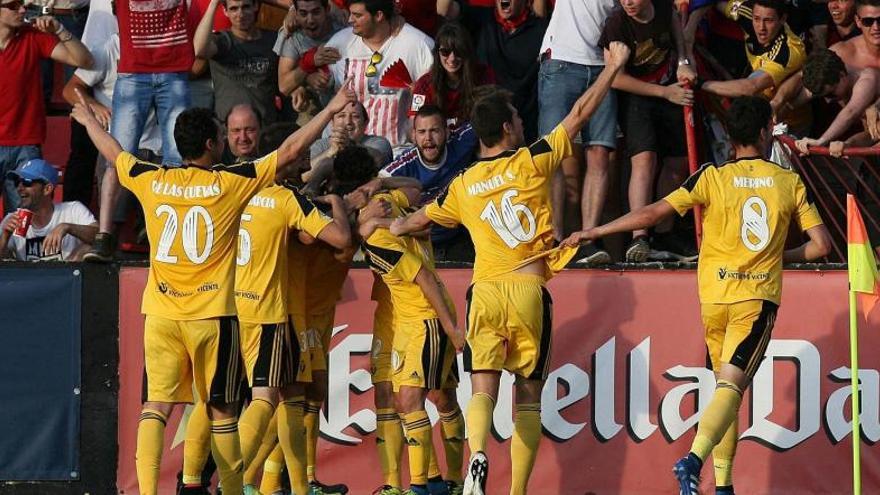 Els jugadors celebrant la victòria amb la seva afició avui a Tarragona