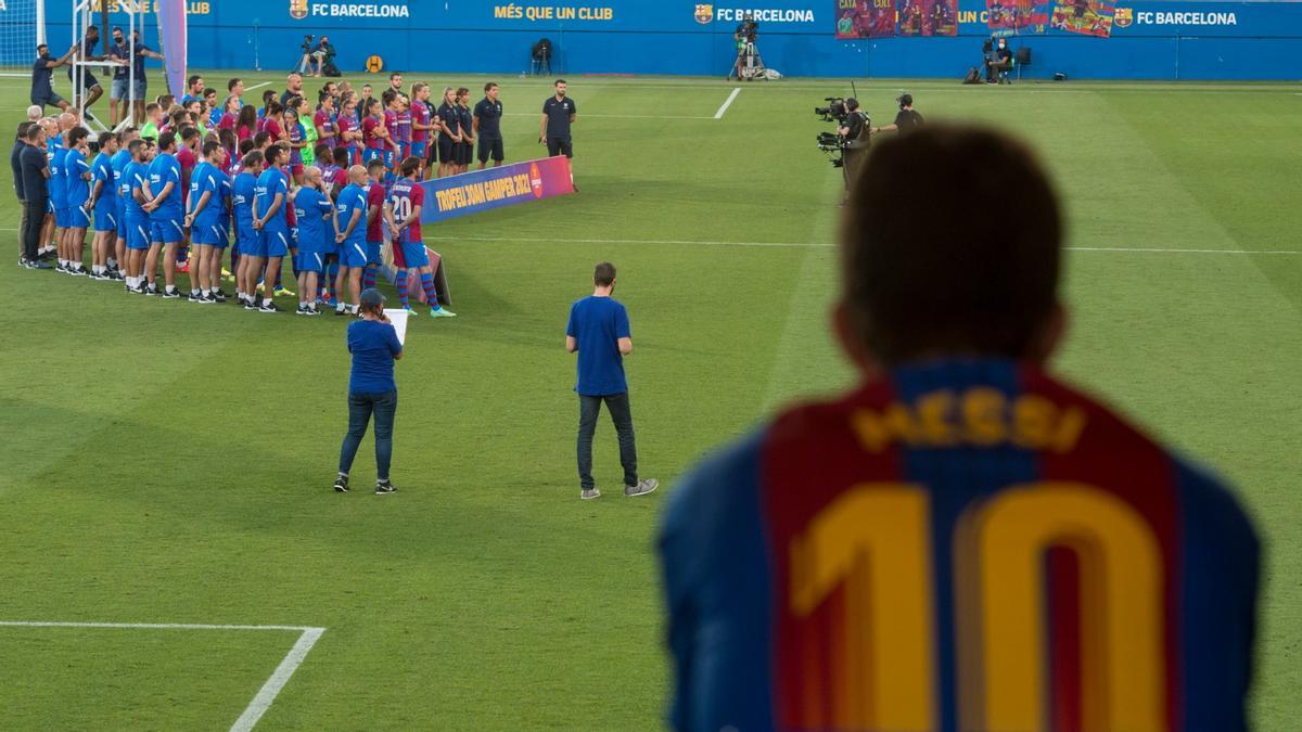 Un espectador con la camiseta de Messi, en la presentación conjunta de los equipos del FC Barcelona femenina y masculino, durante el trofeo Joan Gamper, este domingo.