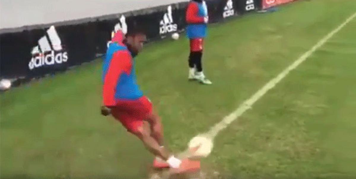 Douglas Costa revoluciona la red con un gol olímpico de rabona