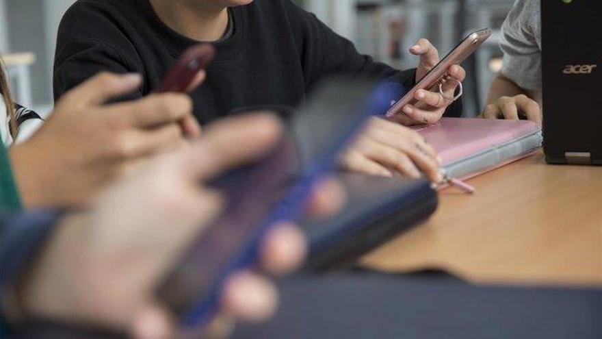 Francia, un año sin móviles en los colegios