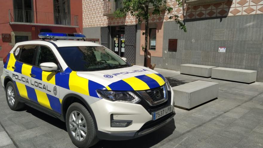 Pla mitjà d'un cotxe patrulla de la Policia Local de la Jonquera aquest divendres 14 de maig de 2021. (Horitzontal)