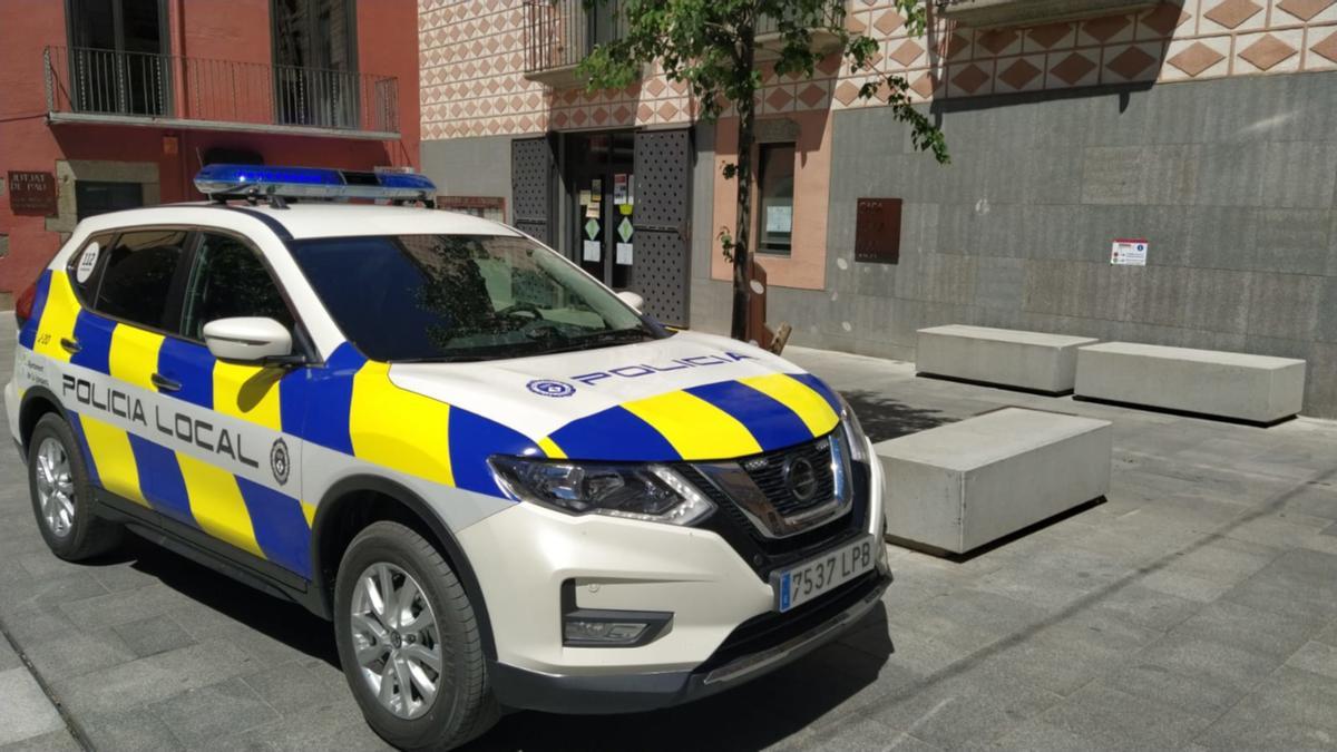 Pla mitjà d&#039;un cotxe patrulla de la Policia Local de la Jonquera aquest divendres 14 de maig de 2021. (Horitzontal)