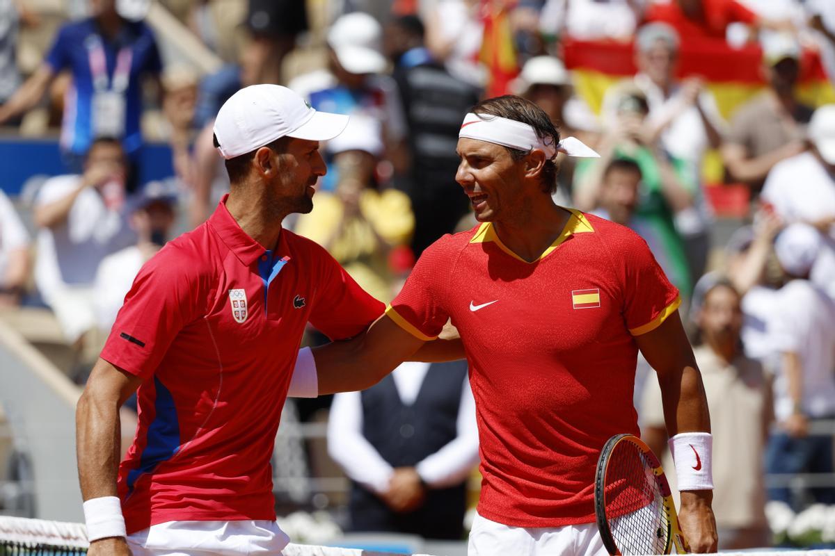 Rafa Nadal saluda a al serbio Novak Djokovic antes del partido celebrado en el marco de los Juegos Olímpicos de París 2024 
