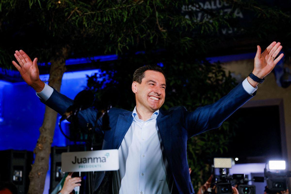 El candidato del PP a la reelección de la Junta de Andalucía, Juanma Moreno, a las puertas de la sede del partido en Sevilla.