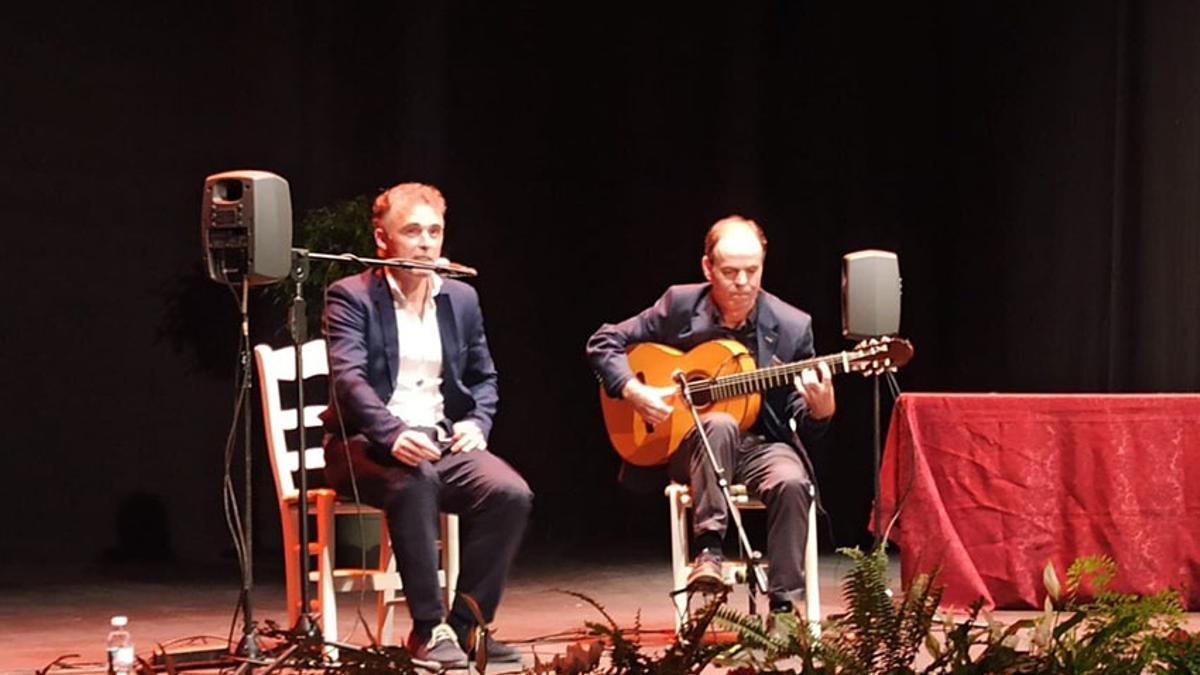 El cantaor Paco Ocón y, a la guitarra, Román Carmona.