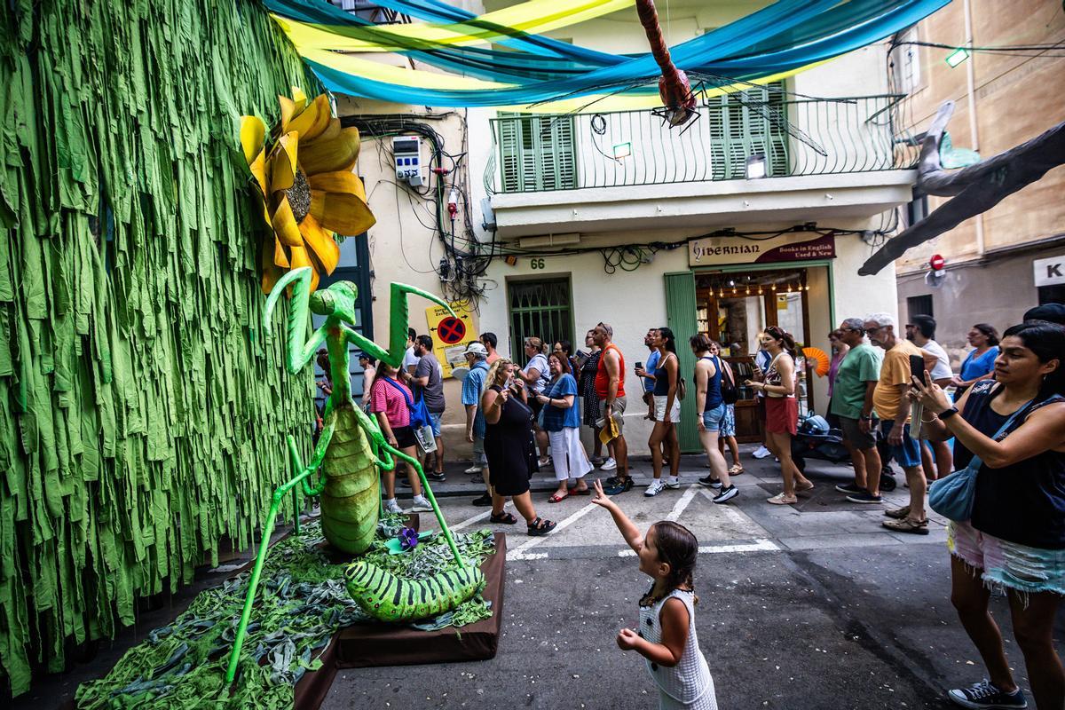Ambiente en la calle Verdi, que presenta  'Metamorfosi'.