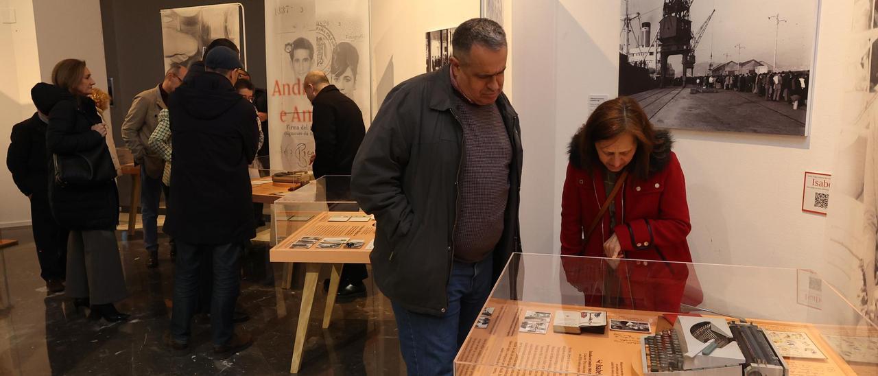 Visitantes na exposición &quot;As xeracións do Montserrat&quot;, na Casa das Artes.