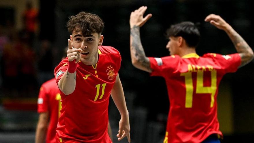 La selección española Sub-19 celebra uno de sus goles en la final contra Portugal.