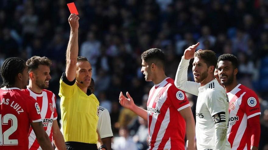 Las tarjetas azules llegan al fútbol: los jugadores serán expulsados 10 minutos