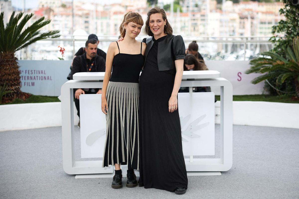 Carla Simón y el equipo de Romería posan en Cannes