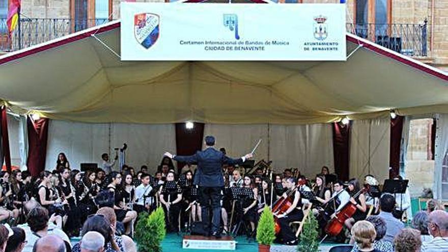 La Banda local Maestro Lupi, durante la gala de precertamen.