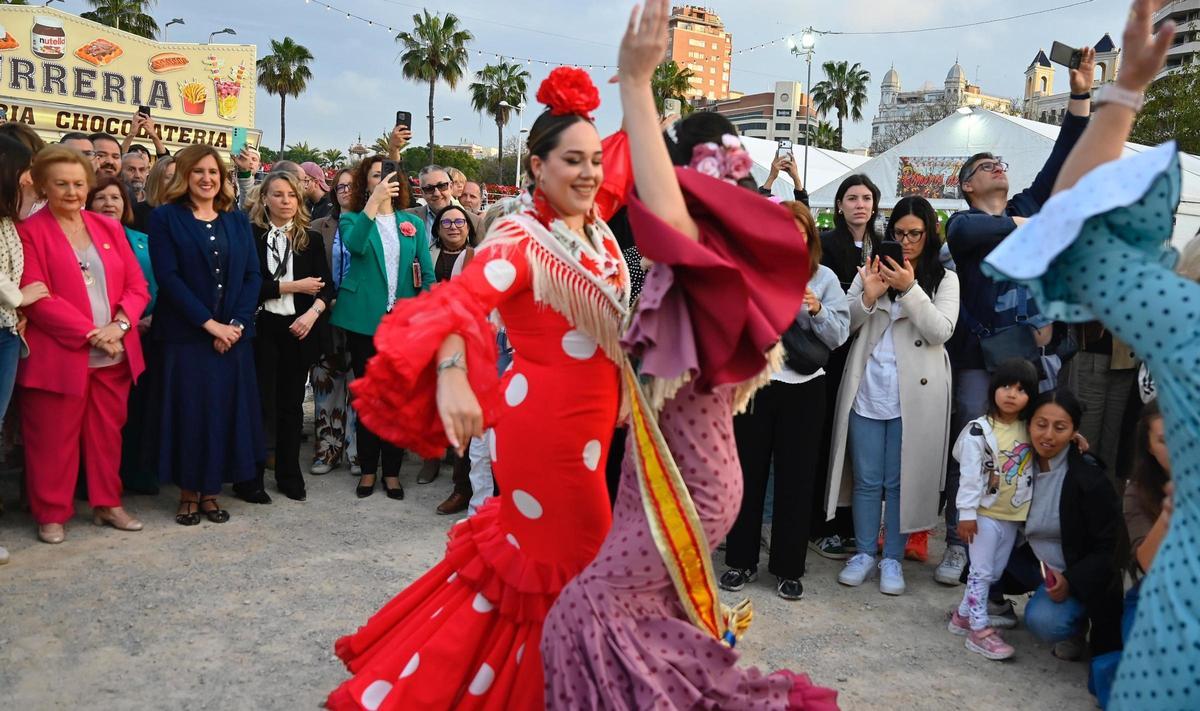 María José Catalá y miembros de la corporación municipal acudieron a la inauguración