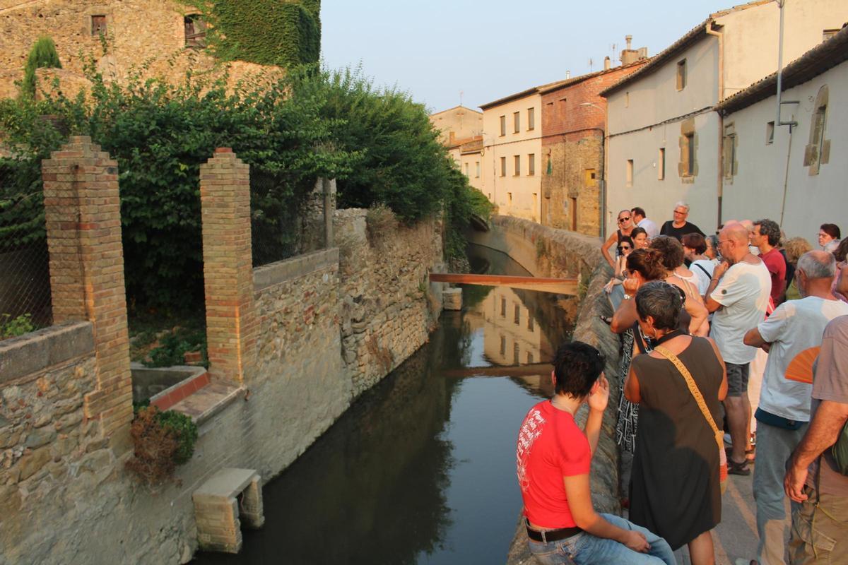 El rec canalitzat l seu pas per Verges durant una visita guiada.