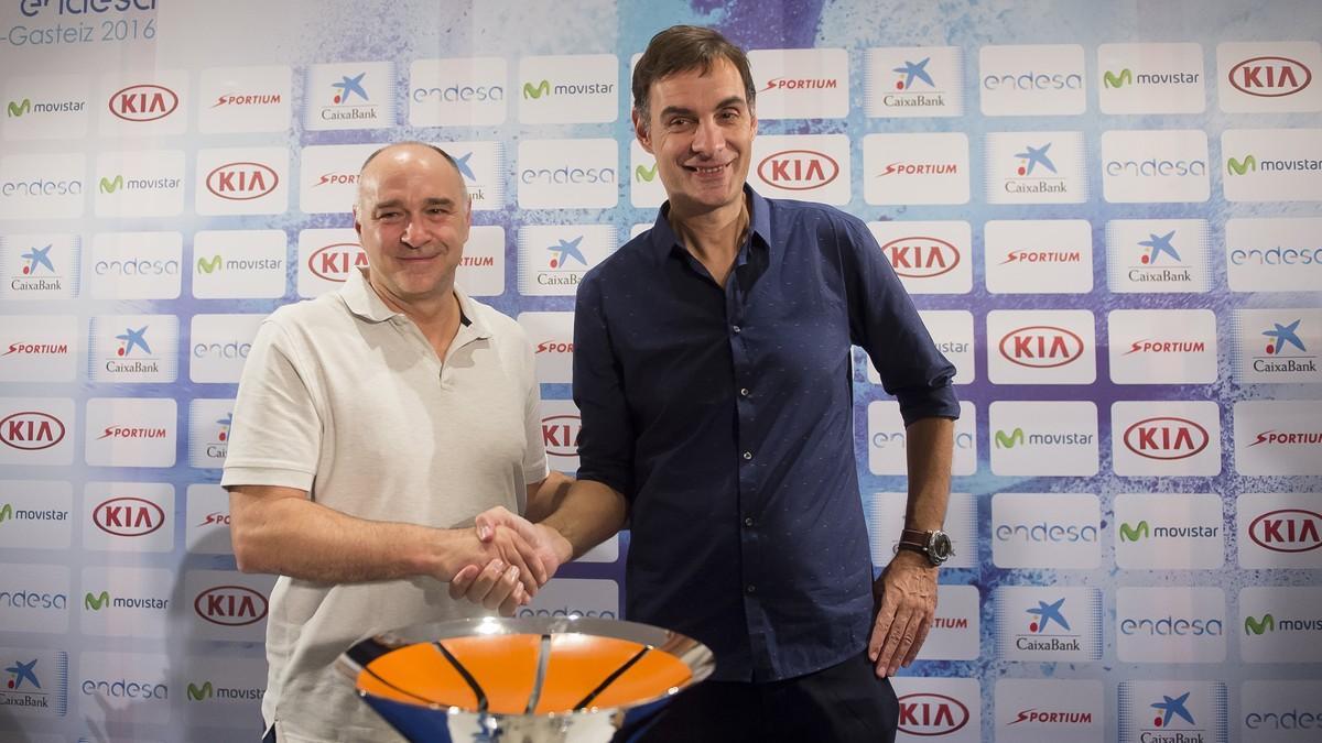 Laso, técnico madridista, y Bartzokas, preparador azulgrana, se saludan junto al trofeo de la Supercopa