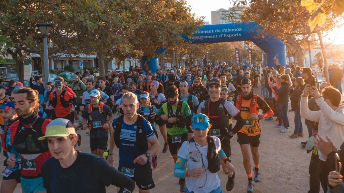 Moment de la sortida dels corredors de la Transgavarres, a Palamós. | MARC RIUS