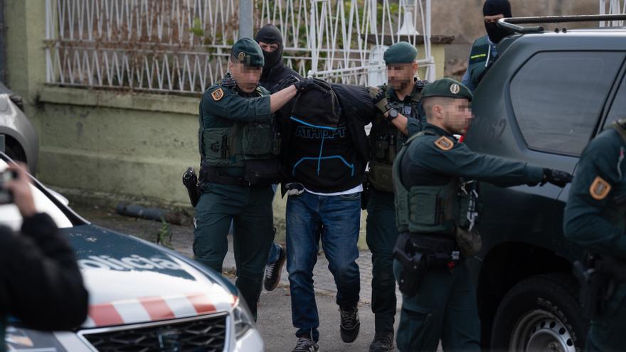 Archivo - Agentes de la Guardia Civil en un operativo