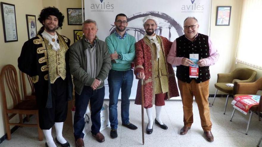 El personaje de Blanchard, junto a José García, Roxín (presidente de la UCAYC), el concejal Manuel Campa, el Marqués de Ferrera y José Antonio Álvarez, gerente de la UCAYC, ayer, en la sede los comerciantes.