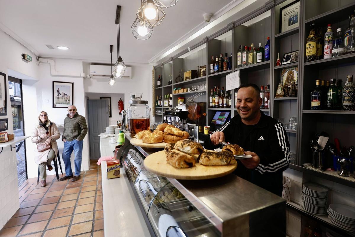 Ambiente en los negocios de la Judería, turismo, borrasca, maletas, tiendas, hostelería, terrazas, sol