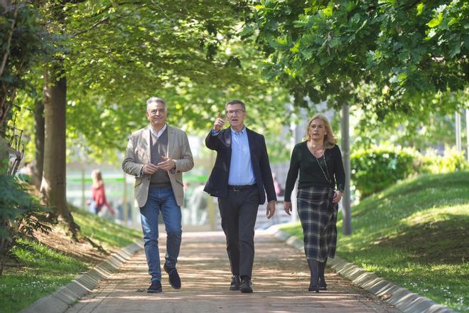 Alberto Núñez Feijóo pasea, este viernes por Bilbao, entre el candidato del PP al Gobierno vasco, Javier de Andrés, y la secretaria general del partido allí, Esther Martinez.