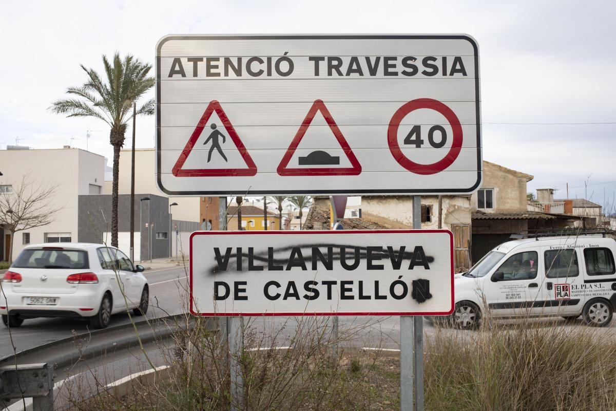 Entrada al municipio de Castelló, en la Ribera, con el antiguo topónimo de Villanueva de Castellon tachado.