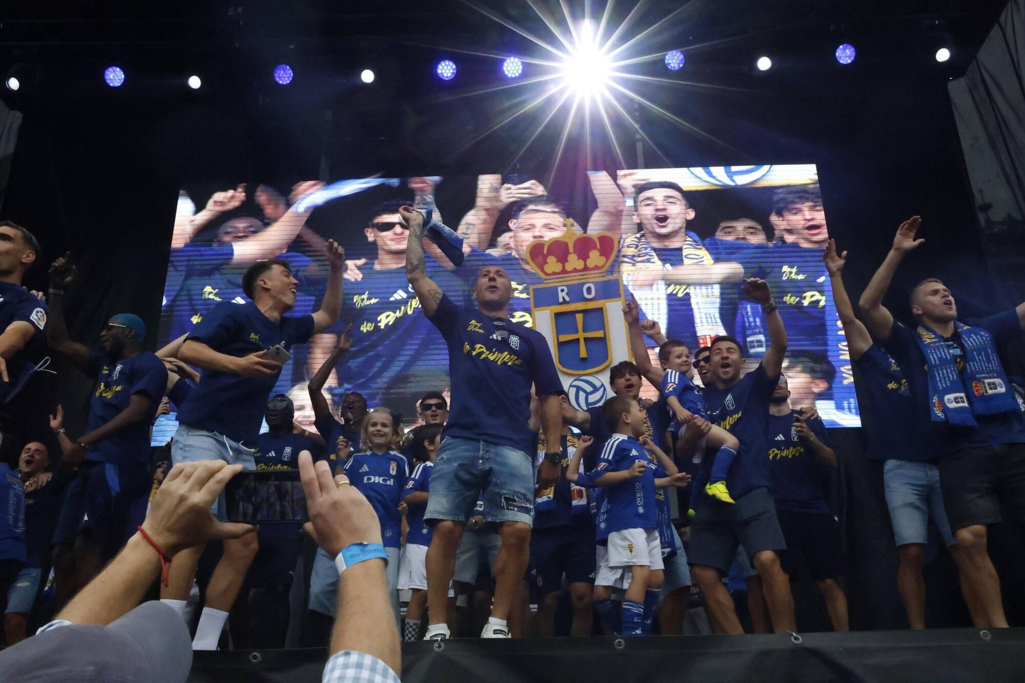 Locura azul en las calles de Oviedo para celebrar el ascenso del equipo a Primera División