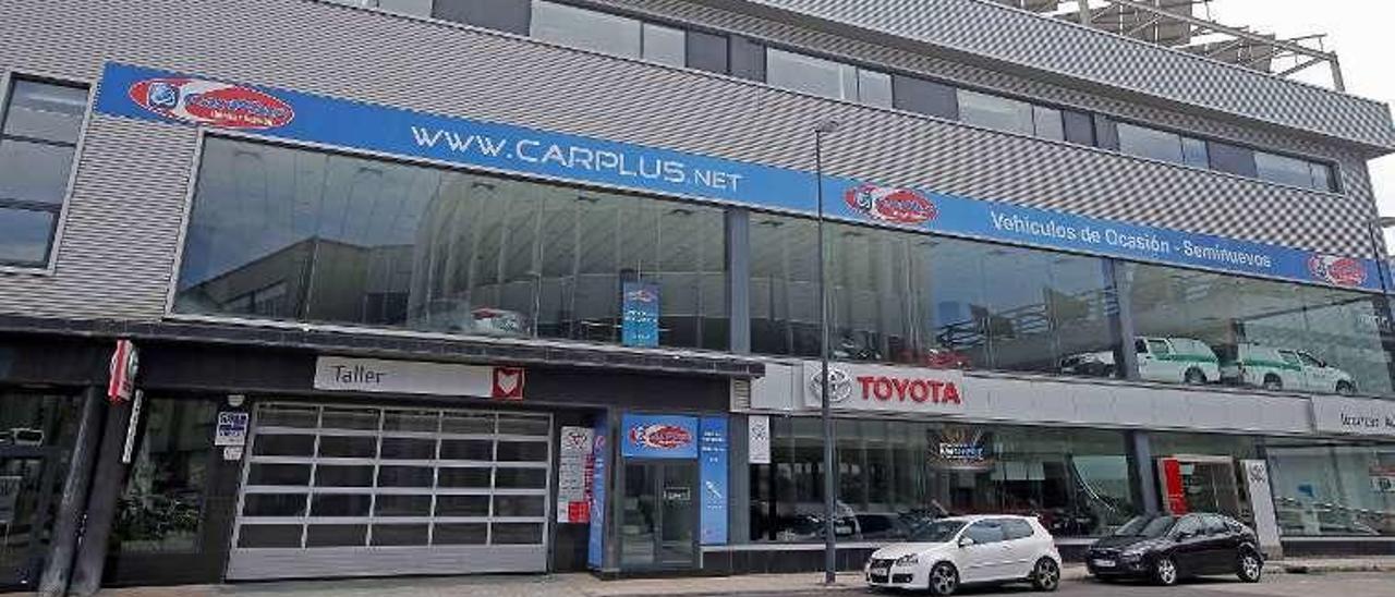 El Grupo Louzao se hace con la marca Toyota en Pontevedra |  Tras una larga negociación, el Grupo Louzao, que vende Mercedes y Smart en Galicia, distribuirá también Toyota en la provincia de Pontevedra, concesión ahora en manos de Ibericar, que tras esta operación se quedará prácticamente sin actividad en Vigo desde su llegada en 2006.