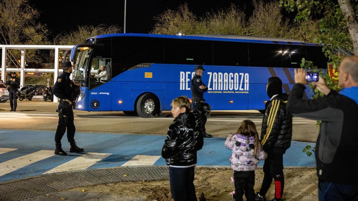 Llegada del autocar del Real Zaragoza al Ibercaja Estadio.