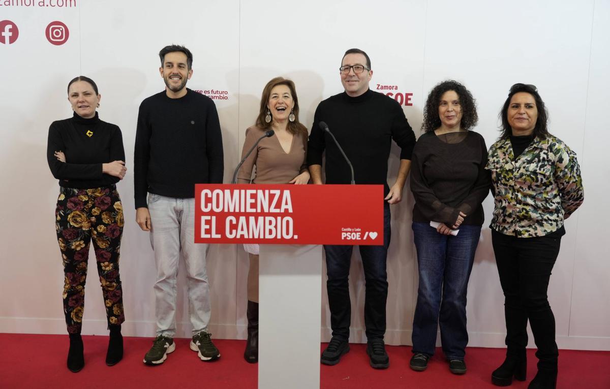 El cuarto por la izquierda, Iñaki Gómez, junto a sus compañeros. | J.L. FERNÁNDEZ