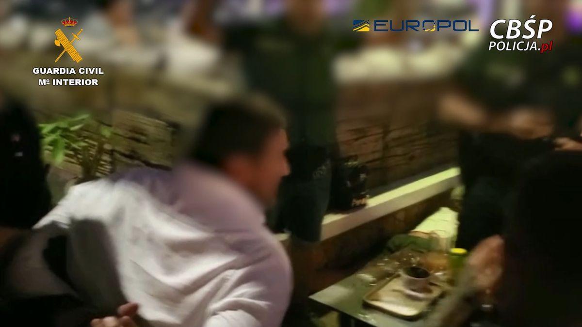 Imagen del fugitivo en el pub de Altea donde fue detenido.