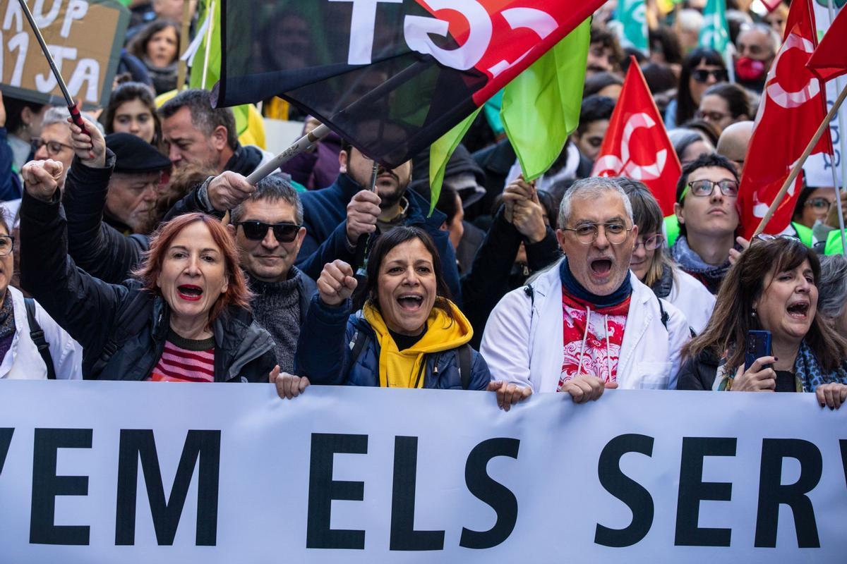 Momento de la manifestación conjunta de trabajadores de la educación y sanidad, este miércoles en Barcelona.