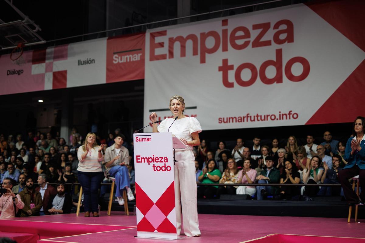 La vicepresidenta segunda y ministra de Trabajo y Economía Social, Yolanda Díaz, interviene durante un acto de 'Sumar en el polideportivo Antonio Magariños, a 2 de abril de 2023, en Madrid, (España).