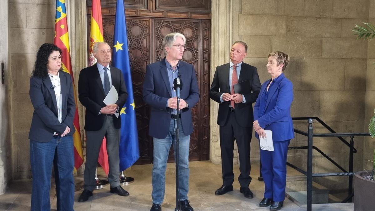 Agentes sociales, junto a la consellera Marián Cano, tras la reunión.