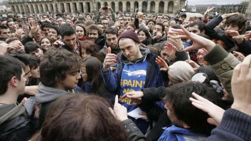 Decenas de jóvenes en Santiago intentan conseguir un papel para participar en el sorteo.  // Xoán Álvarez