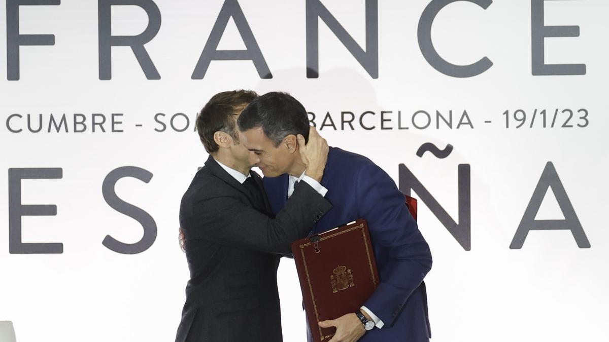 El presidente del Gobierno, Pedro Sánchez (c-d), abraza al presidente francés, Emmanuel Macron.