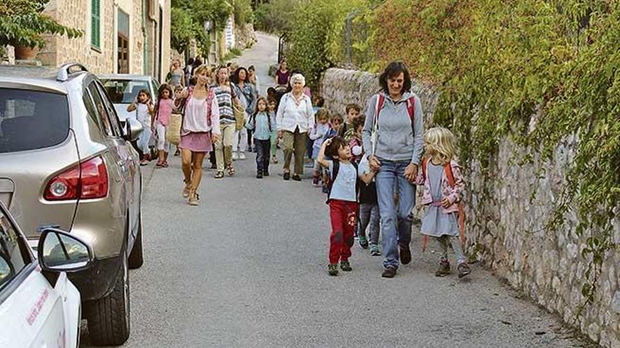 Los alumnos y alumnas se dirigen a las clases, ayer en Sóller.