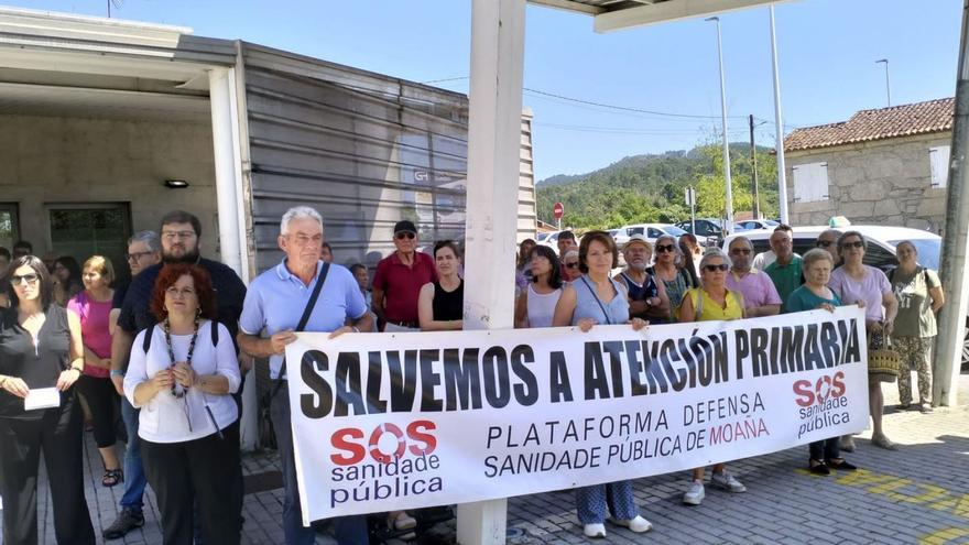 La Plataforma da Sanidade de Moaña acude al encierro de vecinos en el Centro de Salud de Ponteareas