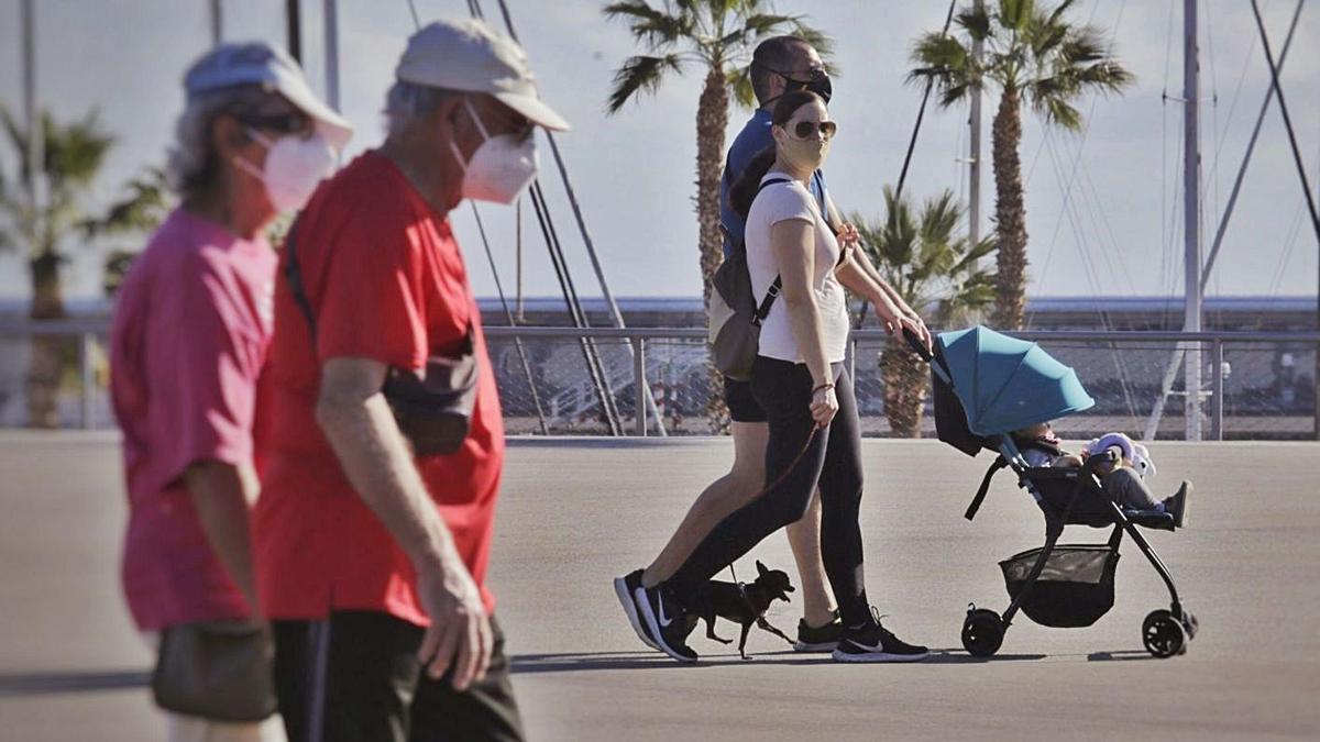 Varias personas de paseo ayer en el entorno de la plaza de España de la capital tinerfeña.