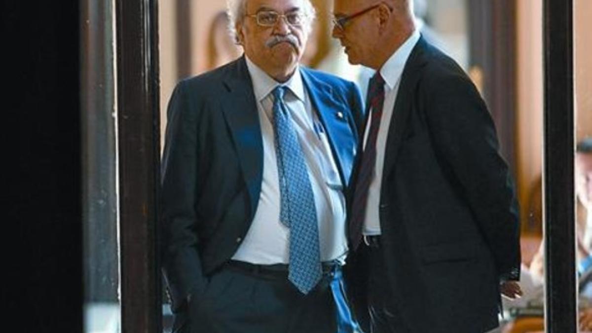 El 'conseller' Andreu Mas-Colell, con su jefe de Gabinete, Albert Carné, ayer, en el Parlament.