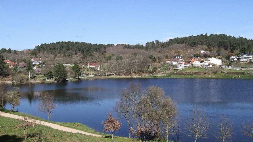 El embalse de Cachamuiña, en Pereiro de Aguiar, está lleno. // Iñaki Osorio