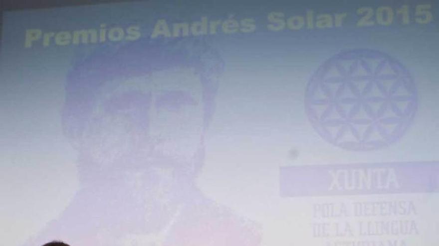 Lali Solar entrega el &quot;Pegoyu&quot; a Coto escoltada por Pulgar y Rodríguez.
